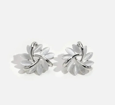 Boucles d'oreilles en or avec cercle en pétales d'opale élégantes et exquises