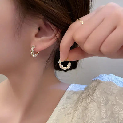 Boucles d'oreilles rondes élégantes avec incrustations